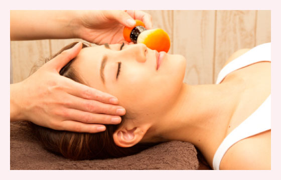 Step2 リンパに沿ってお顔の老廃物を流す